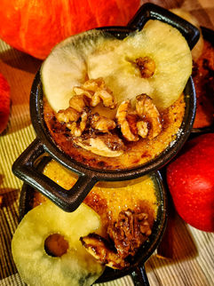 Kürbis-Crème brûlée | pochierter Zimt-Apfel | karamellisierte Nüsse | Ahornsirup