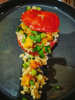 Gefüllte Tomate mit Couscous und Hüttenkäse an Tomaten-Auberginen-Salsa