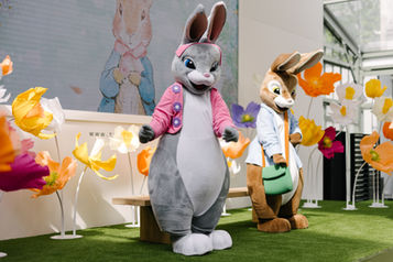 Des mascottes lapins de Pâques en location pour événement sur le thème du Printemps dans une galerie commerçante, des rues pour braderie