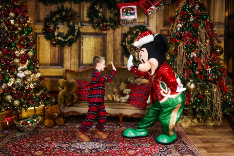 Visite de la plus belle mascotte réaliste de Mickey chez un enfant pour son anniversaire le jour de Noël