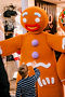 mascotte de pain d'épice petite biscuit qui rencontre un enfant dans un centre commercial en France lors d'une animation de Noël