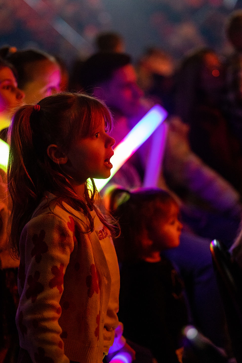 Petite fille qui adore un spectacle