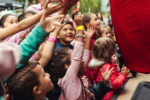 Un spectacle de mascottes pour jeune public est la meilleure idée pour attirer les familles à un événement publique en plein air
