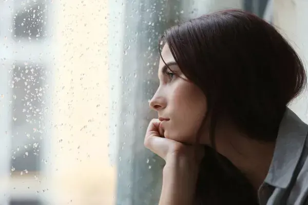 Femme épuisée qui apprend à écouter ses besoins et son corps