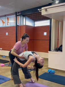 Assisting vinay Kumar au prana vashya shala en inde, pratique de strength & flexibility, backbend.