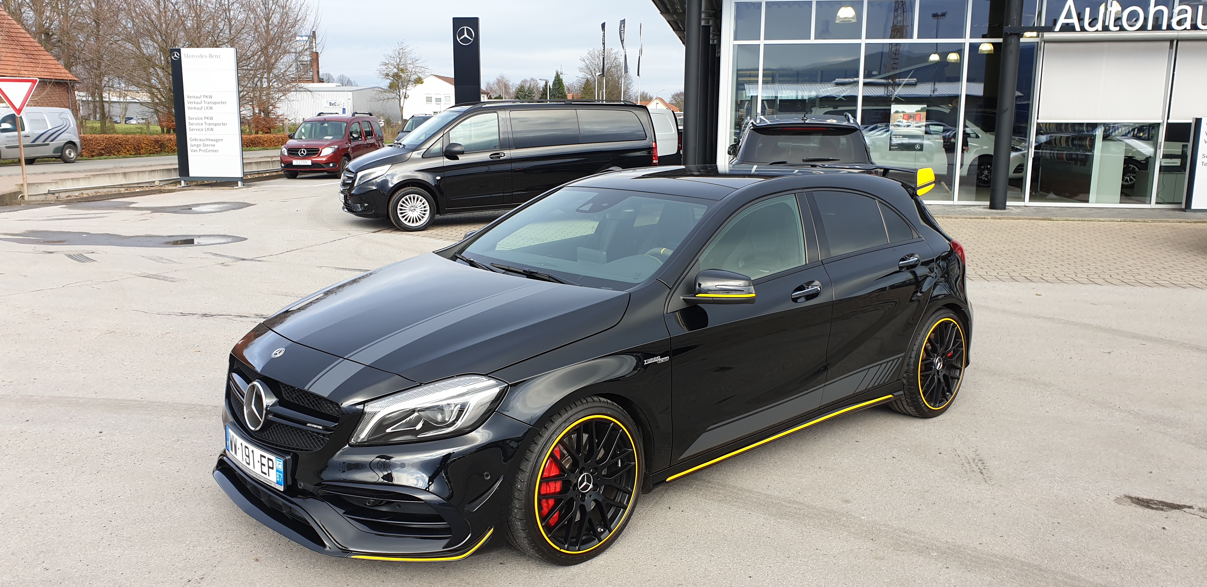 MERCEDES CLASSE A45 AMG YELLOW NIGHT
