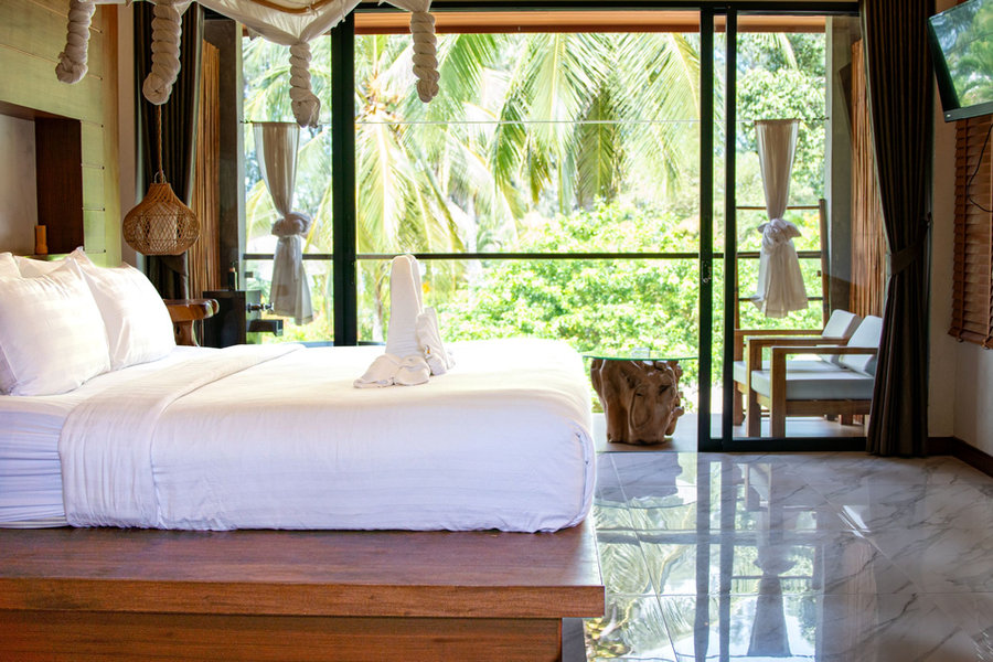 Seaside Pavilion Deluxe Room balcony bathtub