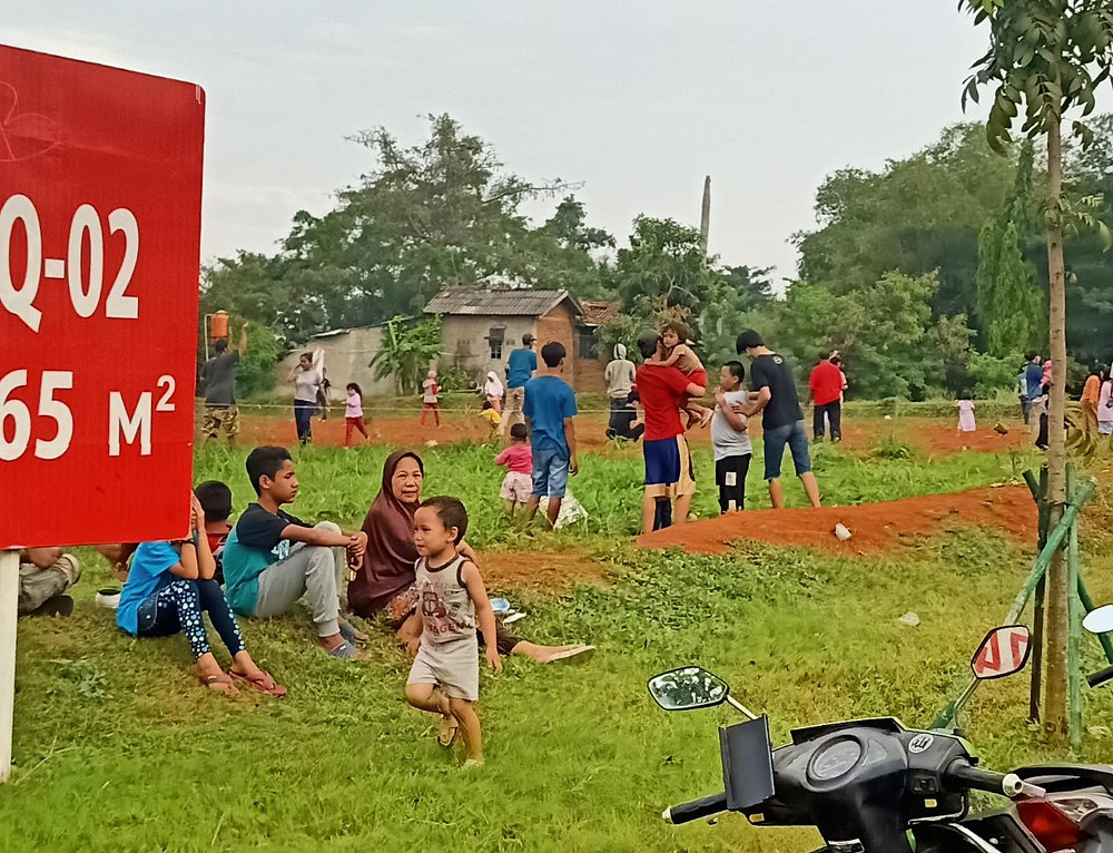 Di seperti jalan rumput tepi Rumput di