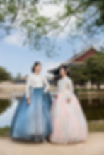 Two women in hanbok for a snapinkorea photo session