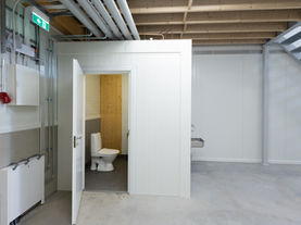 WC ja suihkutilat vuokrattavassa hallissa Espoossa