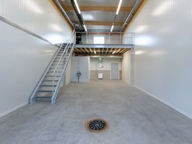 Hallitilan sisäkuva – korkea tila ja vaaleat pinnat, soveltuu tuotantoon ja varastointiin