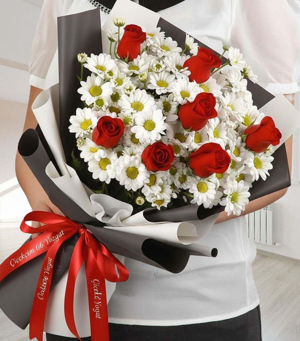 7 adet gül ve iki Demet papatya buketi