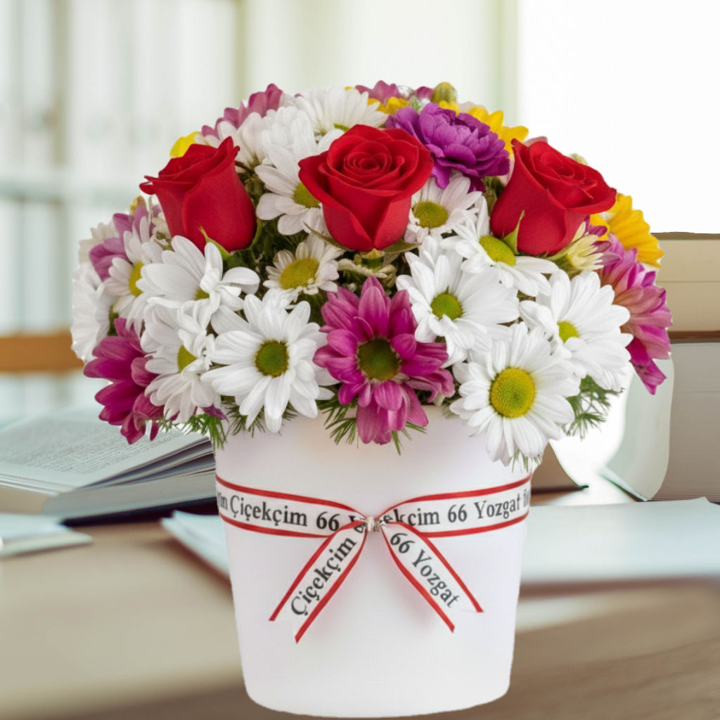 Seramik vazoda  güller ve kır çiçekleri 