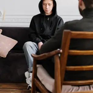 Online Therapy vs In-Person Therapy: Benefits & How to Choose