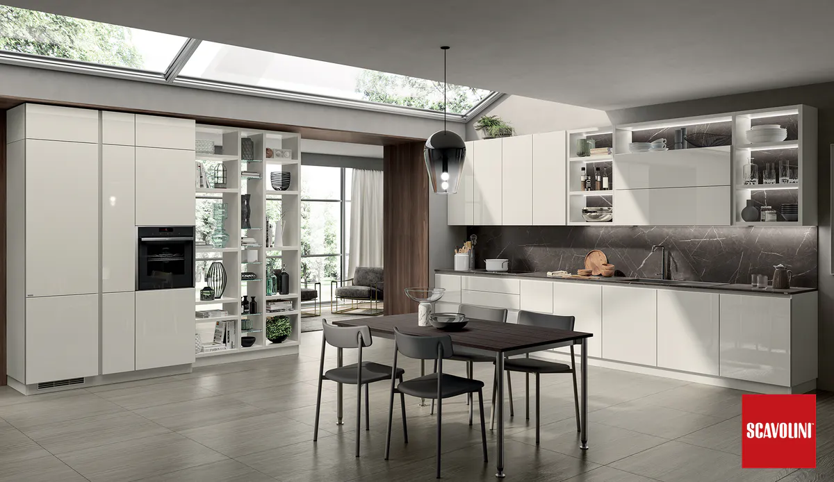 Cuisine Scavolini LiberaMente sans poignée design moderne avec table, chaises, façades laq