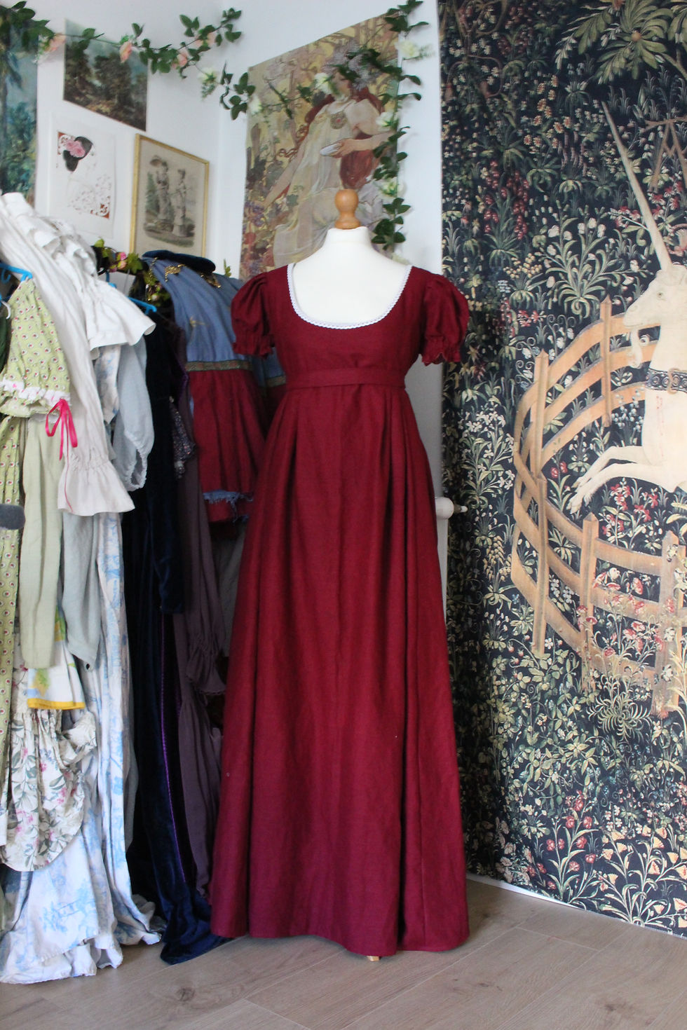 Miniature : Robe de style Regency/Empire, avec de la dentelle sur le col et une ceinture se nouant derrière