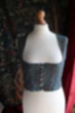 Petit veston style corset, se nouant avec un laçage sur le devant