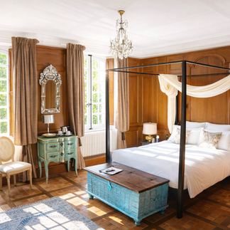 Chambre d’hôtes de luxe Suzanne au Manoir La Meffrais 1741 avec son lit à baldaquin et sa décoration soignée.