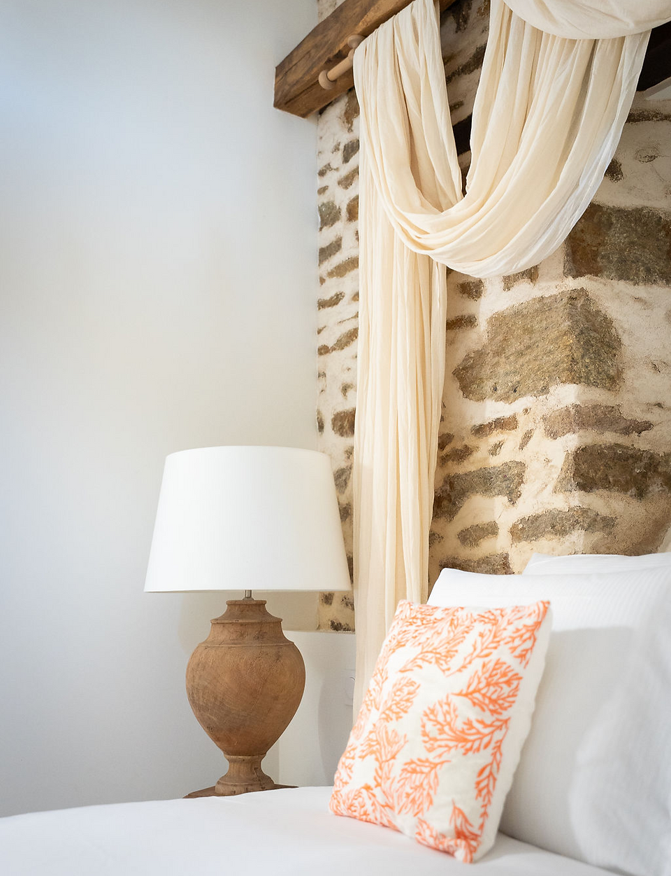 Chambre d'hôtes de charme Madeleine au rez-de-chaussée du Manoir La Meffrais, ambiance douce et historique.