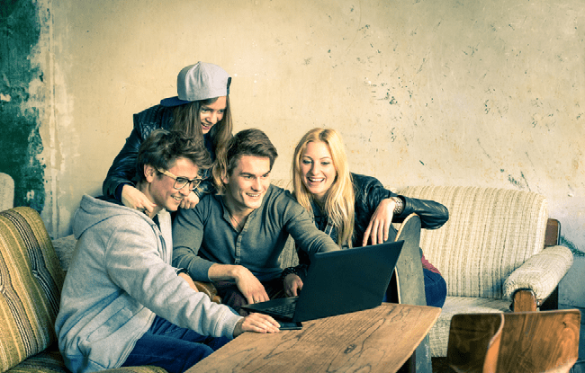 Amigos frente a un Computador