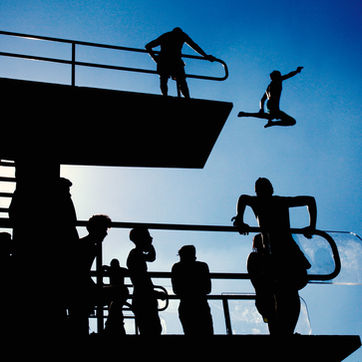 Silhouette eines belebten Sprungturms