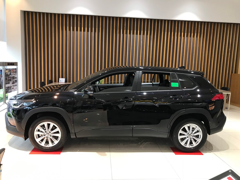 Thiết kế mặt hông xe Toyota Corolla Cross màu đen