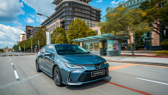 Bảng giá xe Toyota Corolla Altis tháng 10/2022 lăn bánh, thông số kỹ thuật, chi tiết các phiên bản.