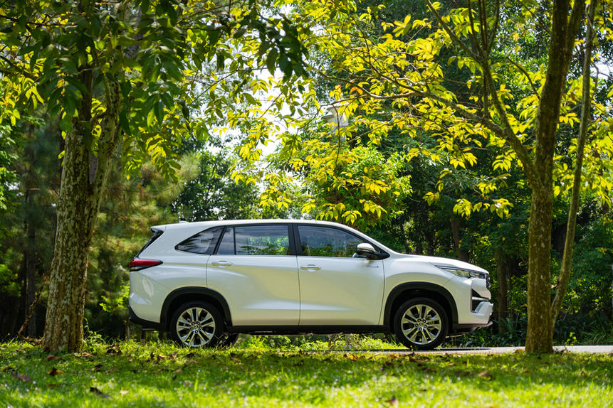 Gương chiếu hậu gập điện tích hợp đèn báo rẽ của Toyota Innova Cross Hybrid 2025.