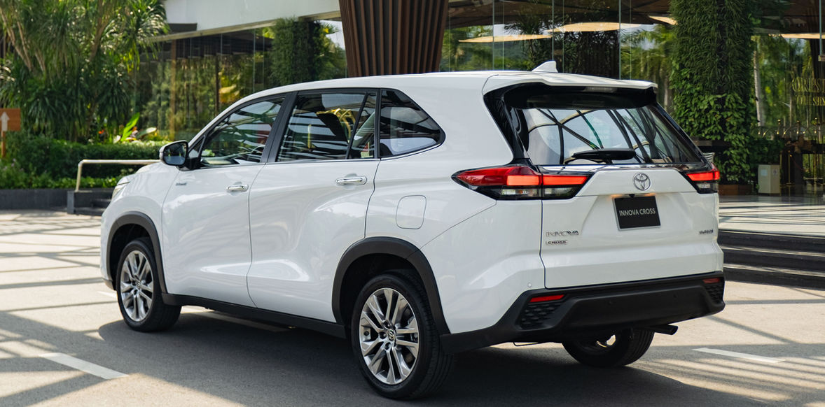 Cụm đèn hậu LED hình chữ L của Toyota Innova Cross Hybrid 2025, nổi bật trong đêm.