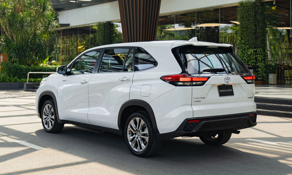 Hệ thống hybrid của Toyota Innova Cross Hybrid 2025 hiển thị trên màn hình thông tin.