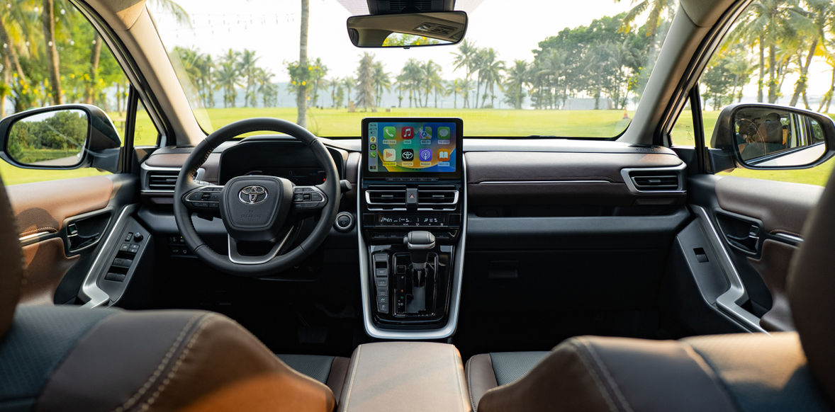 ội thất sang trọng của Toyota Innova Cross Hybrid 2025 với ghế da nâu và màn hình 10,1 inch.