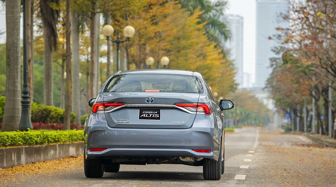 gia-xe-toyota-altis-2022-thiet-ke-duoi-xe.jpg