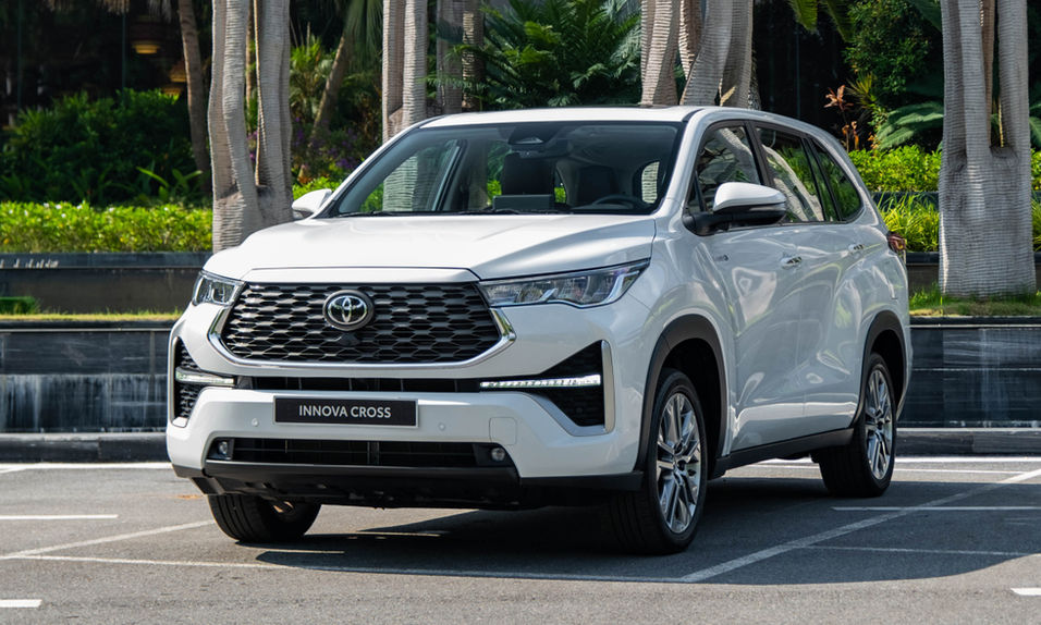Cụm đèn trước LED toàn phần của Toyota Innova Cross Hybrid 2025 với dải LED định vị ban ngày.
