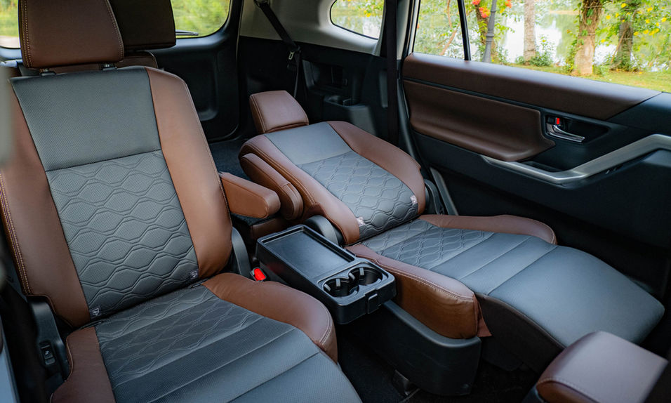 Ghế lái chỉnh điện 8 hướng của Toyota Innova Cross Hybrid 2025 bọc da cao cấp.