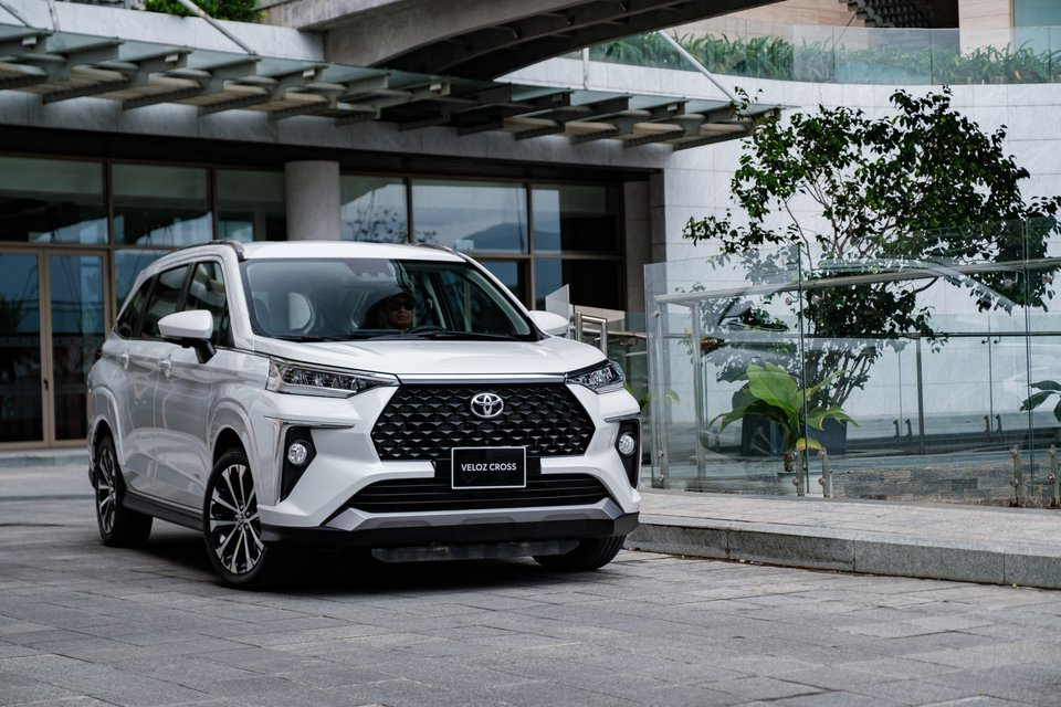 Mengupas Tuntas Ban Bawaan Toyota Veloz: Performa, Kelebihan, Kekurangan, dan Alternatif