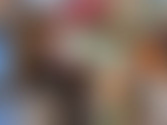 Artiste peintre contemporaine PVettese au sein de son atelier entourée de trois œuvres originales