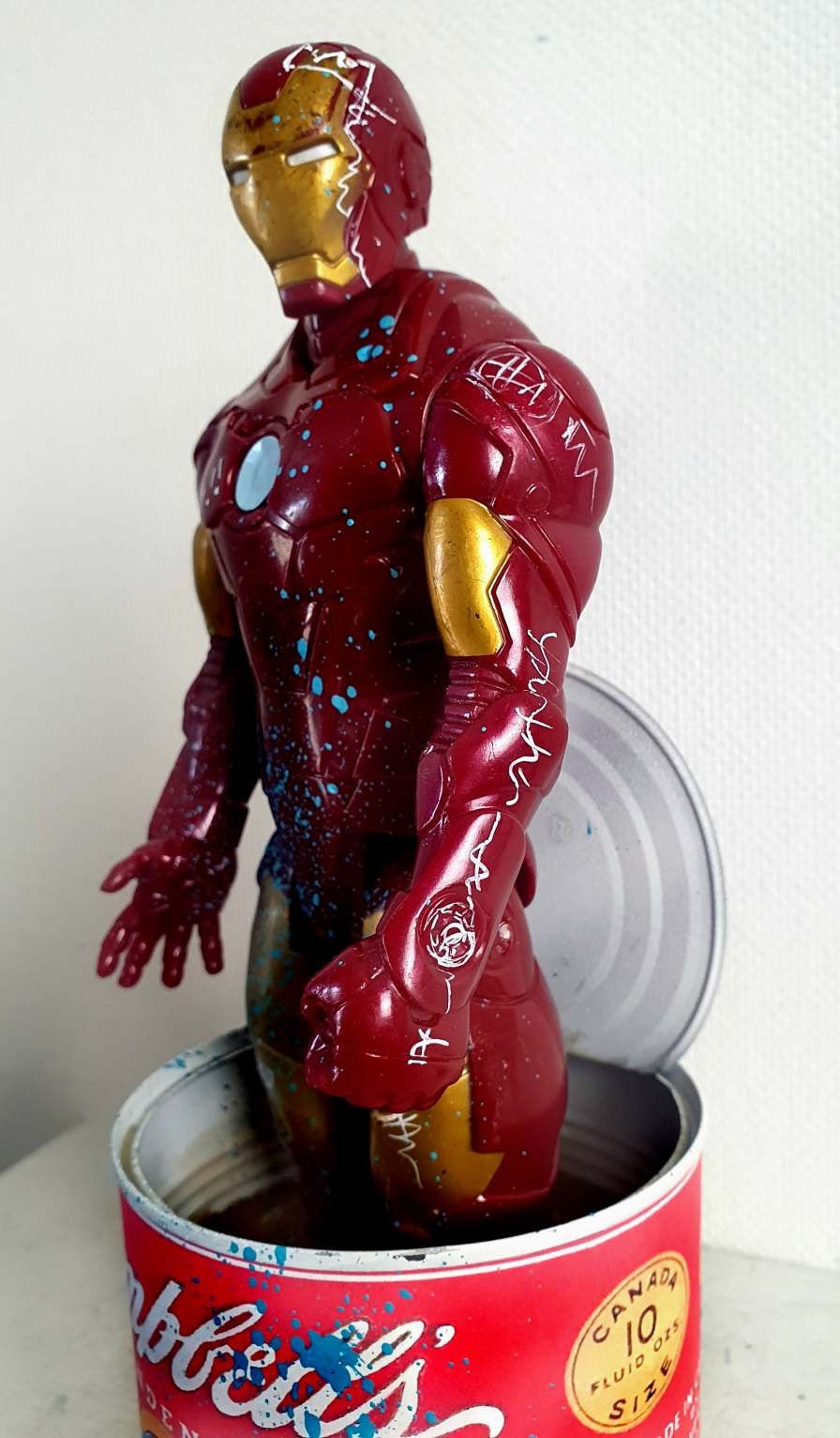 Thumbnail: Sculpture iron man dans soupe campbell