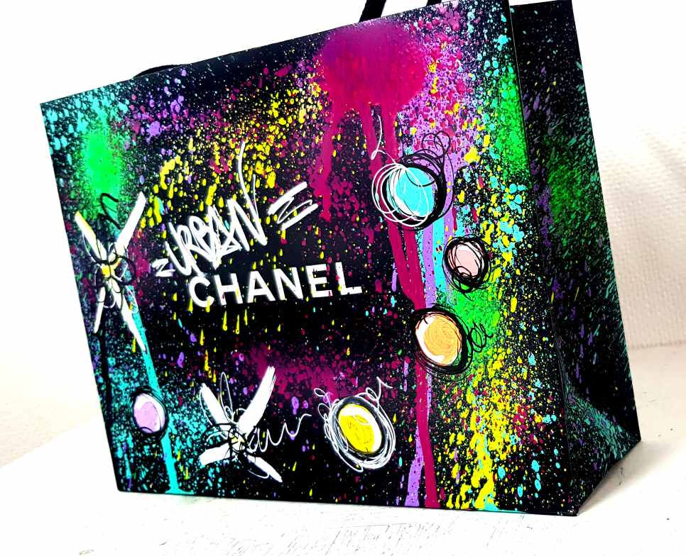 Miniature : pop art polar bear chanel sculpture
