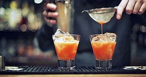 Barman die cocktails bereidt