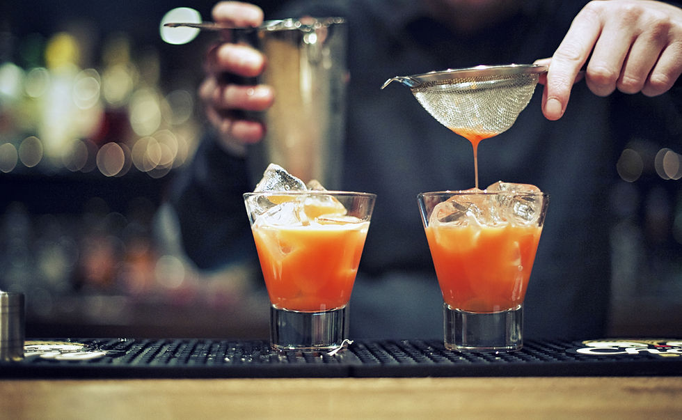 Una de nuestras secciones preferidas, coctelería y tragos. Aquí encontraras una linda variedad de cocteles diseñados por nuestro equipo de bartenders. Tenemos coctels clasicos y de autor. Abajo encontraras todas las opciones.