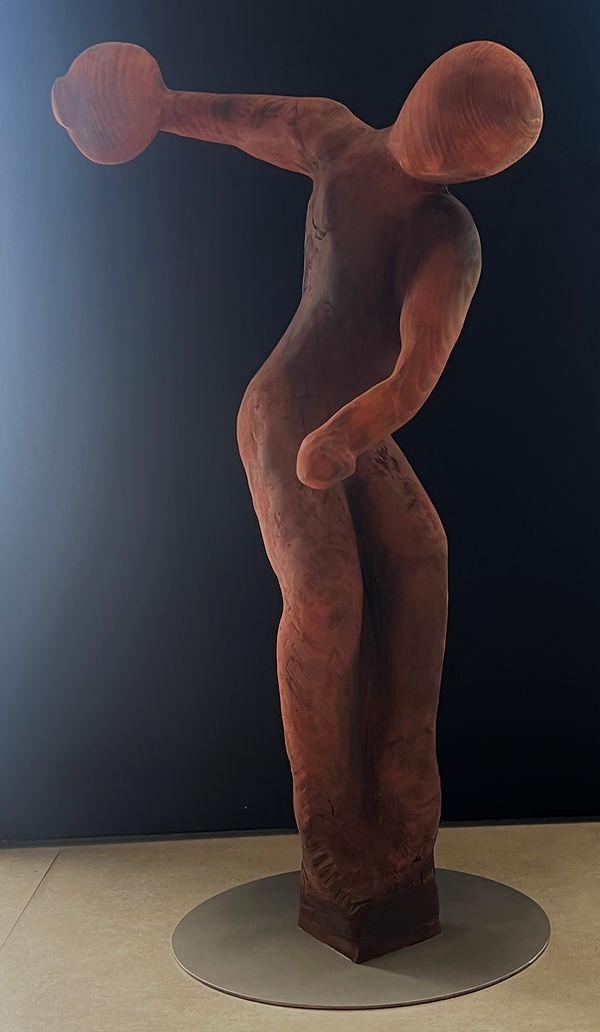 Sculpture sur bois, lanceur de disques