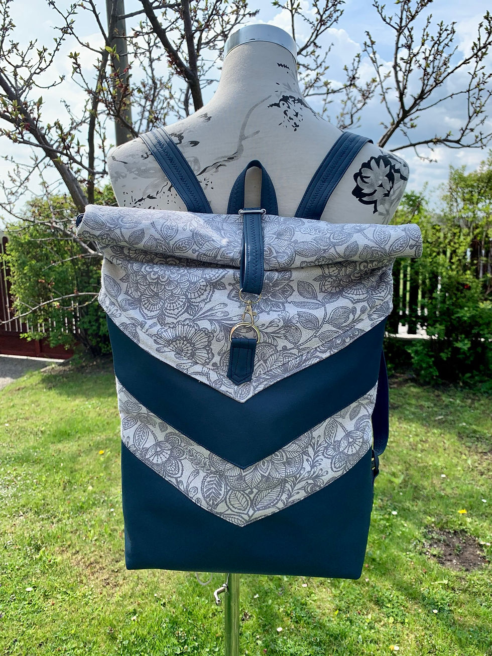 Rucksack mit Rolltop und verstecktem Au ßenfach 150 Euro