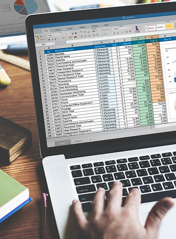 primer-plano-de-las-manos-usando-la-computadora-portatil-con-pantalla-que-muestra-datos-de