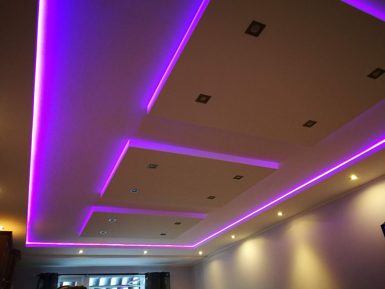 "Takhimling og lyskasser av høy kvalitet for moderne interiørdesign"