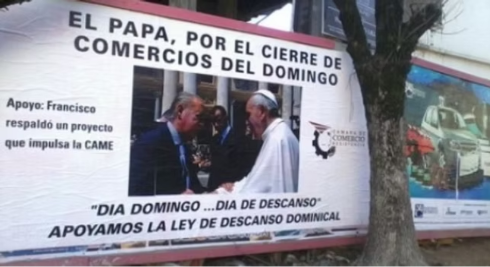 Cartel del papa por el cierre los domingos.png