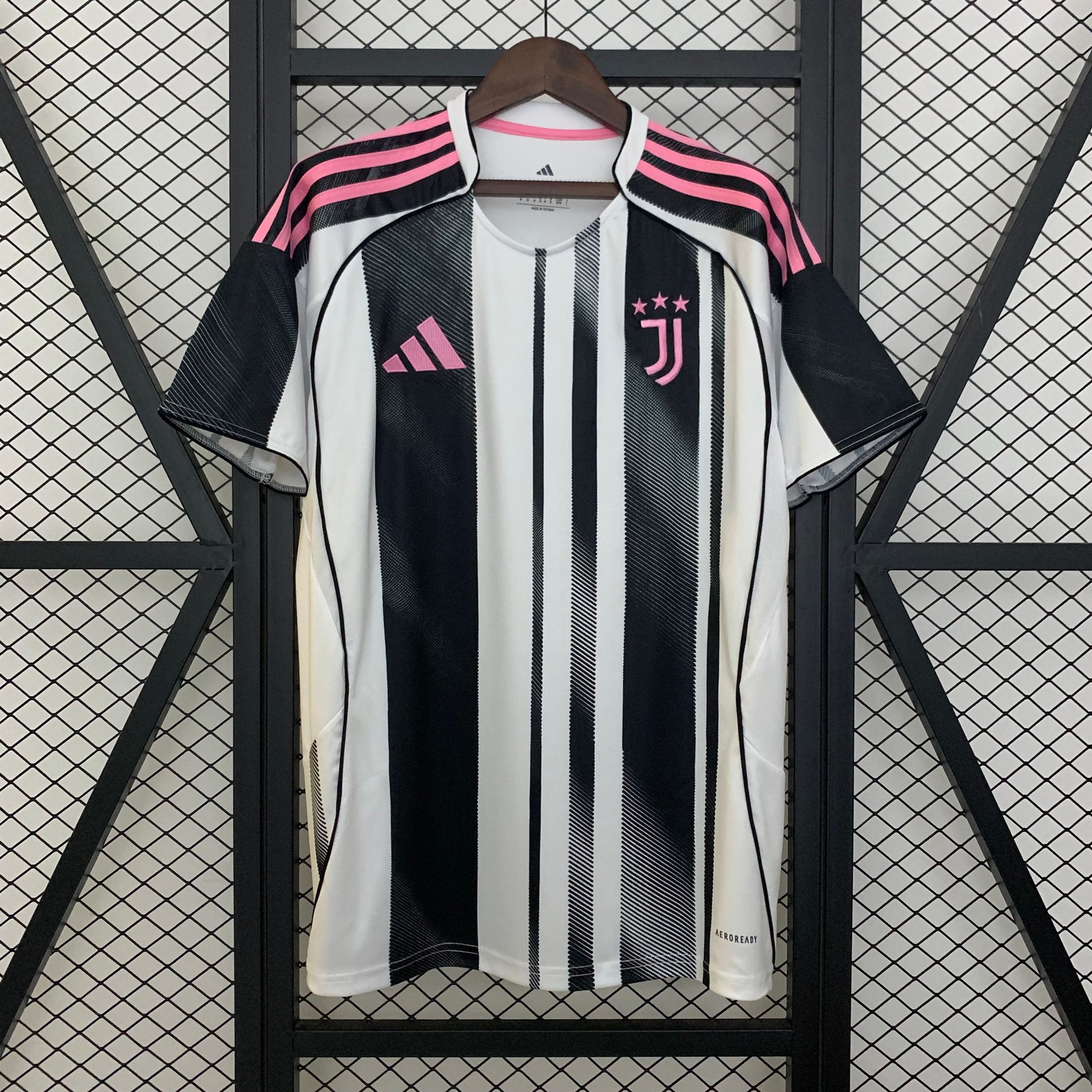 Camisa Modelo Torcedor Masculino Juventus Home 2025/26