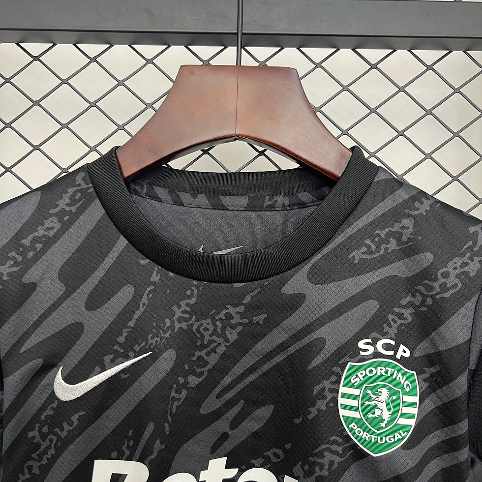 Miniatura: Conjunto Futebol Infantil Sporting Lisboa Goleiro Preto 2025/26