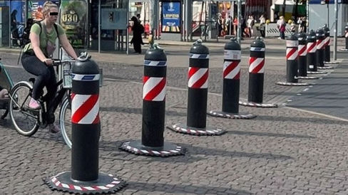 Hörmann OktaBlock TR
mobile Zufahrtssperre
temporäre Fahrzeugsperre 
Zufahrtsschutz
Anti-Terror-Sperre
Hochsicherheitsbarriere
Durchfahrtssperre
Rammschutzbarriere
Sicherheitsabsperrung
Straßenabsperrung