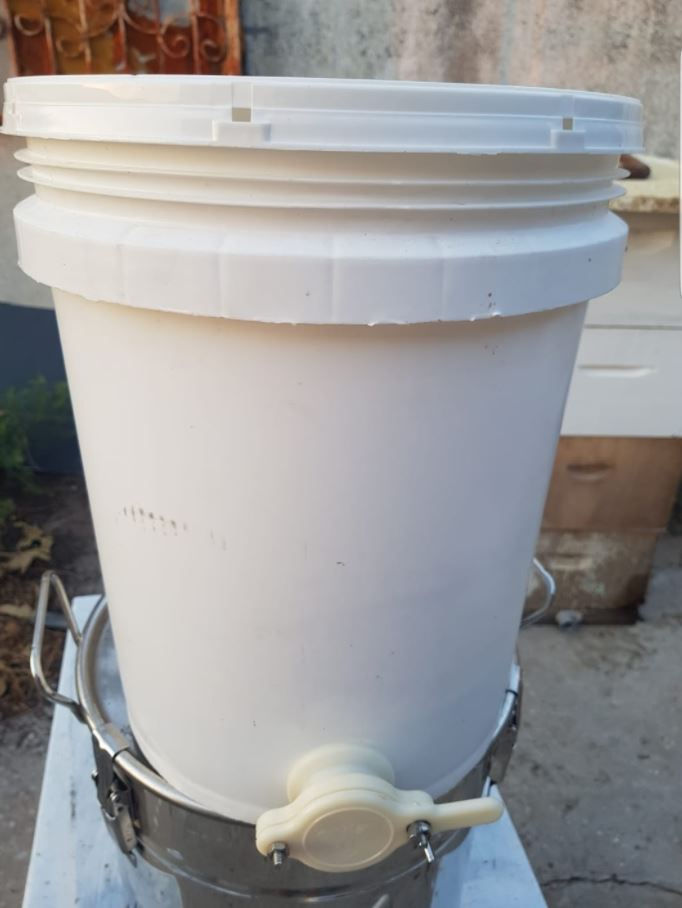 דלי 18 ליטר לרדיית דבש ולאחסון דבש