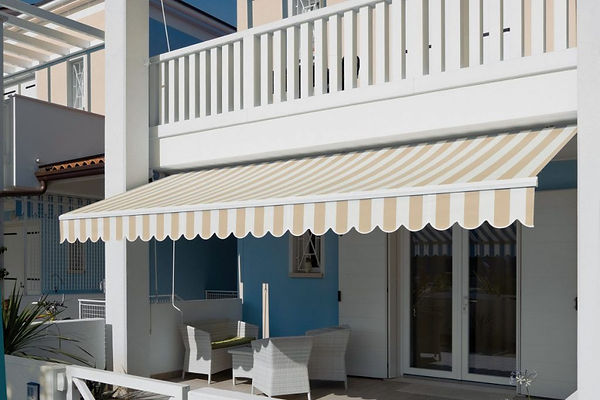 Nous offrons la gamme complète des systèmes d'ombrage de terrasse : auvents rétractables mécaniques (à manivelle) ou électriques (avec télécommande), auvents et ombrages de terrasse.